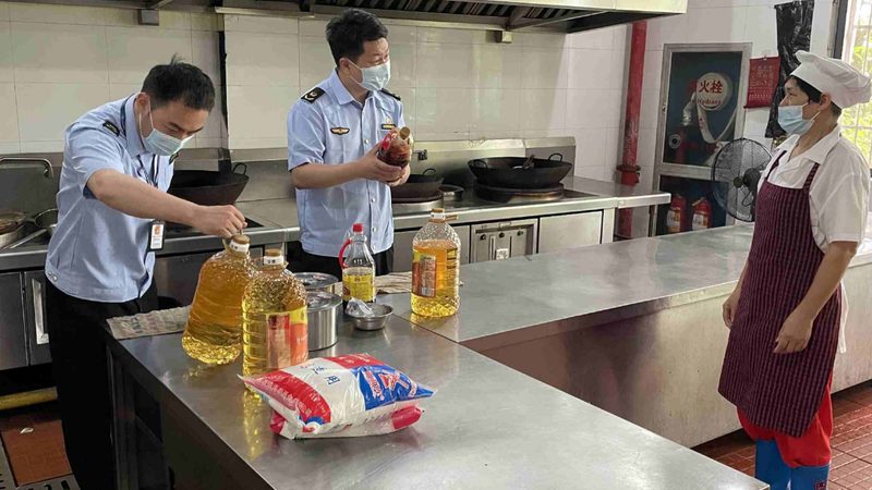 膨化食品：代加工与自产，哪种更胜一筹？**