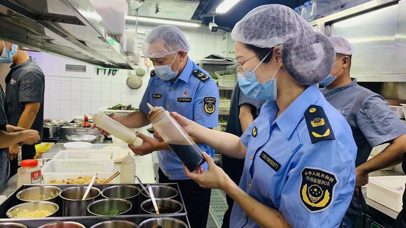 翻糖蛋糕与奶油霜蛋糕：口感与工艺的较量**